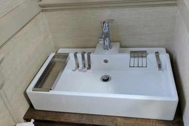 Diseño de cuarto de baño minimalista pequeño con armarios abiertos, puertas de armario de madera en tonos medios, aseo y ducha, lavabo sobreencimera y encimera de madera