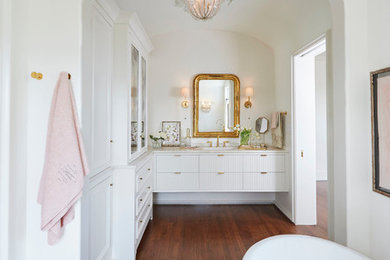 Medelhavsstil inredning av ett mellanstort en-suite badrum, med ett fristående badkar, en dusch i en alkov, vita väggar och mellanmörkt trägolv