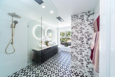 Ejemplo de cuarto de baño moderno con sanitario de una pieza, baldosas y/o azulejos blancos, baldosas y/o azulejos de cerámica, paredes blancas, suelo de azulejos de cemento, ducha abierta y encimeras blancas