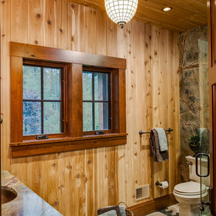 Immagine di una stanza da bagno rustica con lavabo sottopiano, doccia ad angolo e WC a due pezzi