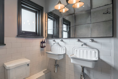 Imagen de cuarto de baño urbano pequeño con sanitario de una pieza y lavabo suspendido