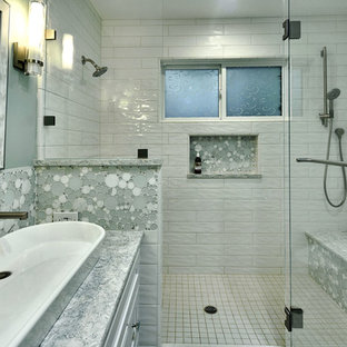 Foto di una stanza da bagno per bambini contemporanea di medie dimensioni con ante con riquadro incassato, ante bianche, doccia alcova, WC monopezzo, piastrelle bianche, piastrelle in ceramica, pareti blu, pavimento in gres porcellanato, lavabo a bacinella, top in quarzo composito, pavimento bianco, porta doccia a battente e top turchese