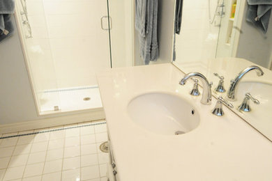 トロントにある中くらいなトラディショナルスタイルのおしゃれな浴室 (アンダーカウンター洗面器、アルコーブ型シャワー、白いタイル、セラミックタイル、グレーの壁、セラミックタイルの床) の写真