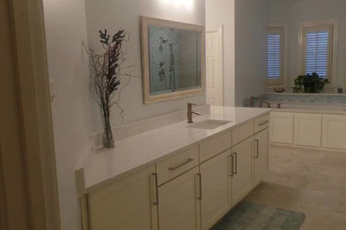 Foto på ett funkis en-suite badrum, med ett undermonterad handfat, luckor med infälld panel, vita skåp, bänkskiva i kvarts, ett undermonterat badkar, en öppen dusch, flerfärgad kakel, glaskakel och klinkergolv i keramik