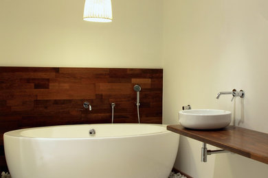 Foto de cuarto de baño minimalista con suelo vinílico
