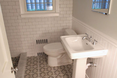 ブリッジポートにあるトラディショナルスタイルのおしゃれな浴室の写真