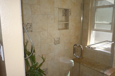 Diseño de cuarto de baño tradicional de tamaño medio con ducha esquinera y paredes beige