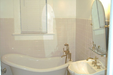 Diseño de cuarto de baño clásico de tamaño medio con lavabo con pedestal, bañera exenta, combinación de ducha y bañera, baldosas y/o azulejos blancos, baldosas y/o azulejos de porcelana y paredes blancas