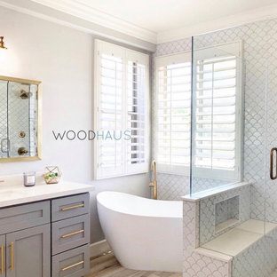 Inredning av ett modernt mellanstort vit vitt en-suite badrum, med skåp i shakerstil, turkosa skåp, ett fristående badkar, en hörndusch, en toalettstol med hel cisternkåpa, beige kakel, keramikplattor, beige väggar, ett undermonterad handfat, bänkskiva i kvartsit, beiget golv och dusch med gångjärnsdörr