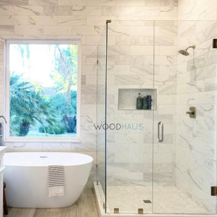 Exempel på ett mellanstort modernt vit vitt en-suite badrum, med skåp i shakerstil, turkosa skåp, ett fristående badkar, en hörndusch, en toalettstol med hel cisternkåpa, beige kakel, keramikplattor, beige väggar, ett undermonterad handfat, bänkskiva i kvartsit, beiget golv och dusch med gångjärnsdörr