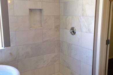 Ejemplo de cuarto de baño principal moderno de tamaño medio con lavabo suspendido, bañera exenta, ducha abierta y baldosas y/o azulejos de piedra