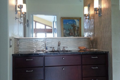 Ejemplo de cuarto de baño tradicional renovado con armarios con paneles lisos, puertas de armario de madera en tonos medios, encimera de granito, ducha empotrada, baldosas y/o azulejos beige, baldosas y/o azulejos en mosaico y paredes beige