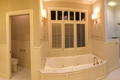 オースティンにある高級な中くらいなトラディショナルスタイルのおしゃれな浴室の写真
