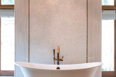 ダラスにあるトラディショナルスタイルのおしゃれな浴室の写真