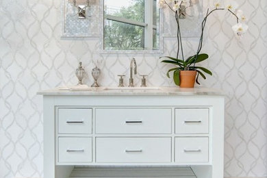Modelo de cuarto de baño principal contemporáneo de tamaño medio con baldosas y/o azulejos blancos, baldosas y/o azulejos de mármol, suelo de mármol y lavabo bajoencimera