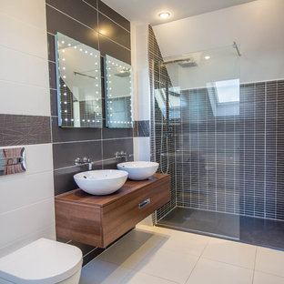 75+ Bäder mit bunten Wänden und Schiebetür-Duschabtrennung Ideen