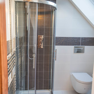 Réalisation d'une petit salle de bain design avec un WC à poser, un carrelage multicolore, un sol en carrelage de céramique, un sol jaune et une cabine de douche à porte coulissante.