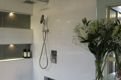 Foto di una piccola stanza da bagno padronale moderna con ante di vetro, ante bianche, piastrelle bianche, piastrelle in metallo, pareti bianche, pavimento in gres porcellanato e top in quarzite