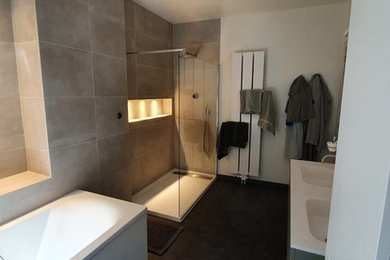 Cette photo montre une salle de bain principale moderne avec un placard à porte plane et des portes de placard blanches.