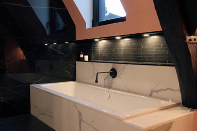 Idéer för ett litet modernt svart en-suite badrum, med släta luckor, vita skåp, en öppen dusch, svart kakel, keramikplattor, rosa väggar, marmorgolv, marmorbänkskiva, vitt golv och med dusch som är öppen