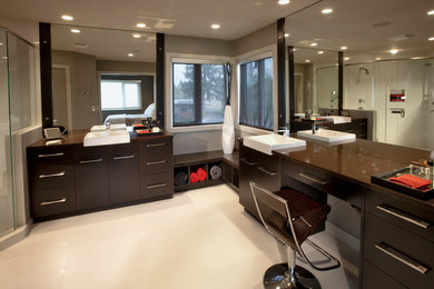 Diseño de cuarto de baño principal minimalista grande con paredes grises, lavabo sobreencimera, suelo blanco y ducha con puerta corredera