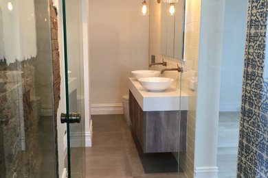 メルボルンにあるインダストリアルスタイルのおしゃれな浴室の写真