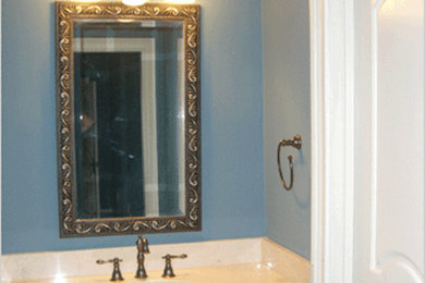 Foto de cuarto de baño pequeño con puertas de armario blancas y paredes azules