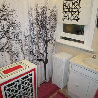 Kleines Asiatisches Badezimmer En Suite mit verzierten Schränken, weißer Wandfarbe und Linoleum in Melbourne