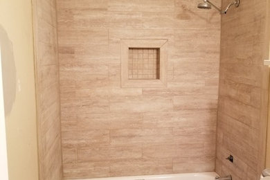 オースティンにある低価格の小さなおしゃれな子供用バスルーム (シャワー付き浴槽	、ベージュのタイル、シャワーカーテン) の写真
