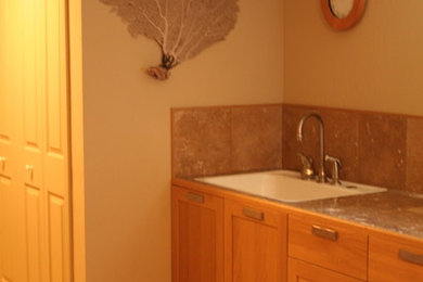 Foto de cuarto de baño principal tradicional renovado grande con armarios estilo shaker, puertas de armario de madera clara, paredes beige, suelo de travertino, lavabo encastrado, encimera de azulejos, suelo beige y encimeras beige