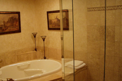 Ejemplo de cuarto de baño principal clásico extra grande