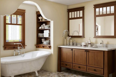 Exemple d'une salle de bain principale craftsman en bois brun de taille moyenne avec une baignoire sur pieds, un carrelage multicolore, des carreaux de céramique, un mur blanc, un sol en carrelage de céramique, un lavabo encastré et un plan de toilette en quartz modifié.