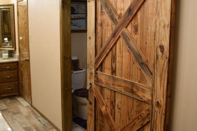 Example of an arts and crafts bathroom design in Orange County