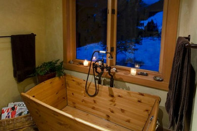 Diseño de cuarto de baño principal rural de tamaño medio con bañera japonesa, paredes beige y suelo de madera en tonos medios