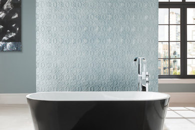 Ejemplo de cuarto de baño actual grande con bañera exenta, paredes azules y suelo de mármol