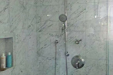 Modelo de cuarto de baño principal clásico grande con puertas de armario negras, bañera exenta, ducha empotrada, baldosas y/o azulejos grises y paredes grises