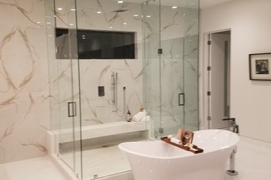 Immagine di una grande stanza da bagno padronale moderna con vasca freestanding, doccia doppia, piastrelle beige, piastrelle bianche, piastrelle di marmo, pareti bianche, pavimento bianco e porta doccia a battente
