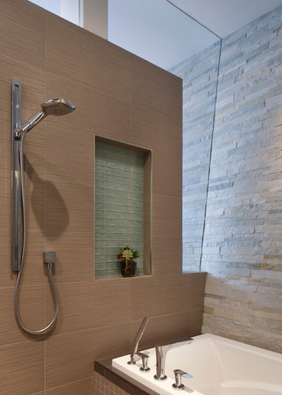 Bathroom by McElroy Architecture, AIA