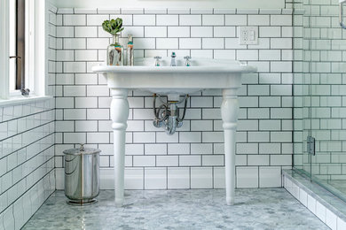 Ejemplo de cuarto de baño principal clásico renovado pequeño con lavabo tipo consola, baldosas y/o azulejos blancos, baldosas y/o azulejos de cemento y suelo de mármol