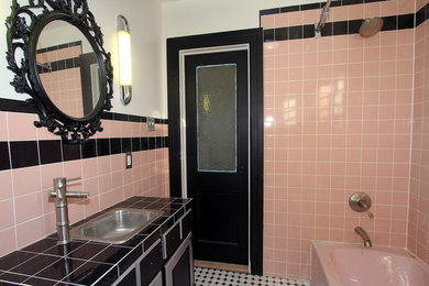 Example of a 1950s bathroom design in New York