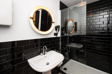 Réalisation d'une salle de bain vintage de taille moyenne avec un carrelage noir et blanc, un carrelage métro, un mur blanc, un lavabo de ferme et WC séparés.