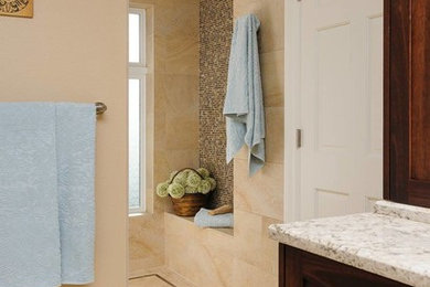 Imagen de cuarto de baño clásico con baldosas y/o azulejos marrones, baldosas y/o azulejos en mosaico, paredes beige y suelo de baldosas de porcelana
