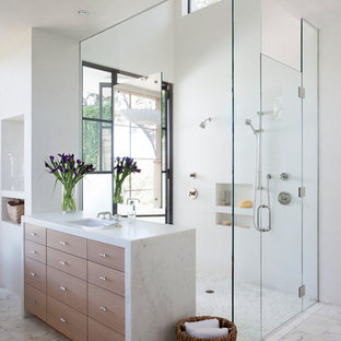 Foto de cuarto de baño principal, mediterráneo, grande, con armarios con paneles lisos, puertas de armario de madera oscura, ducha a ras de suelo, baldosas y/o azulejos blancos, paredes blancas y suelo de mármol