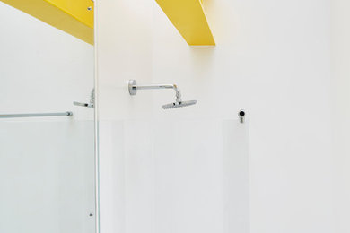 Diseño de cuarto de baño moderno de tamaño medio sin sin inodoro con armarios abiertos, puertas de armario blancas, paredes blancas, aseo y ducha, encimera de acrílico, suelo blanco, ducha abierta y encimeras blancas