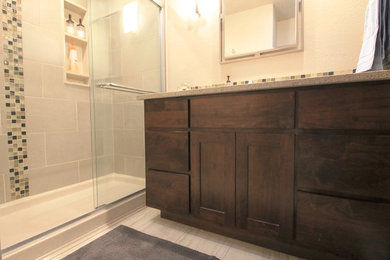Idéer för ett mellanstort modernt badrum med dusch, med släta luckor, skåp i mörkt trä, en dusch i en alkov, beige kakel, svart kakel, blå kakel, brun kakel, mosaik, beige väggar, klinkergolv i keramik, laminatbänkskiva, grått golv, dusch med skjutdörr, en toalettstol med separat cisternkåpa och ett undermonterad handfat