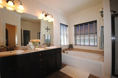 ニューオリンズにあるトランジショナルスタイルのおしゃれな浴室の写真