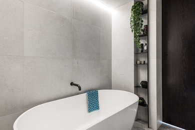 На фото: маленькая главная ванная комната в современном стиле с плоскими фасадами, белыми фасадами, отдельно стоящей ванной, открытым душем, унитазом-моноблоком, серой плиткой, керамогранитной плиткой, серыми стенами, полом из керамогранита, настольной раковиной, столешницей из искусственного кварца, серым полом и открытым душем для на участке и в саду