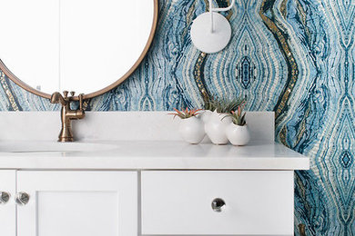 Inredning av ett klassiskt mellanstort vit vitt badrum för barn, med skåp i shakerstil, vita skåp, blå väggar, ett undermonterad handfat och marmorbänkskiva