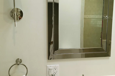 Imagen de cuarto de baño principal actual con lavabo bajoencimera