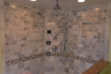 ワシントンD.C.にある広いトランジショナルスタイルのおしゃれなマスターバスルーム (大理石の洗面台、コーナー設置型シャワー、グレーのタイル、サブウェイタイル、黄色い壁、磁器タイルの床) の写真